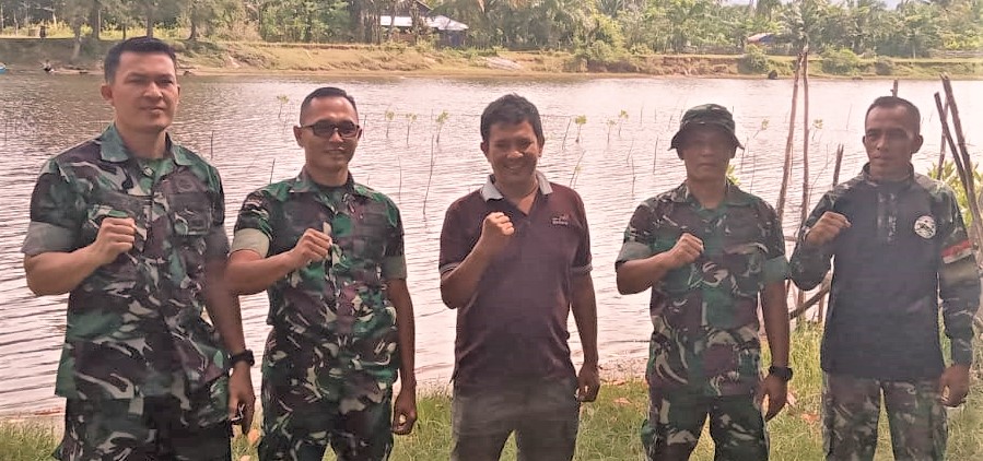 Kapten Suntoro Pasiter Kodim 0311 (dua dari kanan) bersama jajarannya berpose saat meninjau lokasi penanaman mangrove di Amping Parak